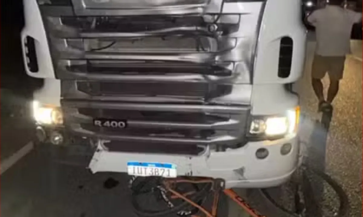Imagem de Ciclista morre em colisão com caminhão na BR-116