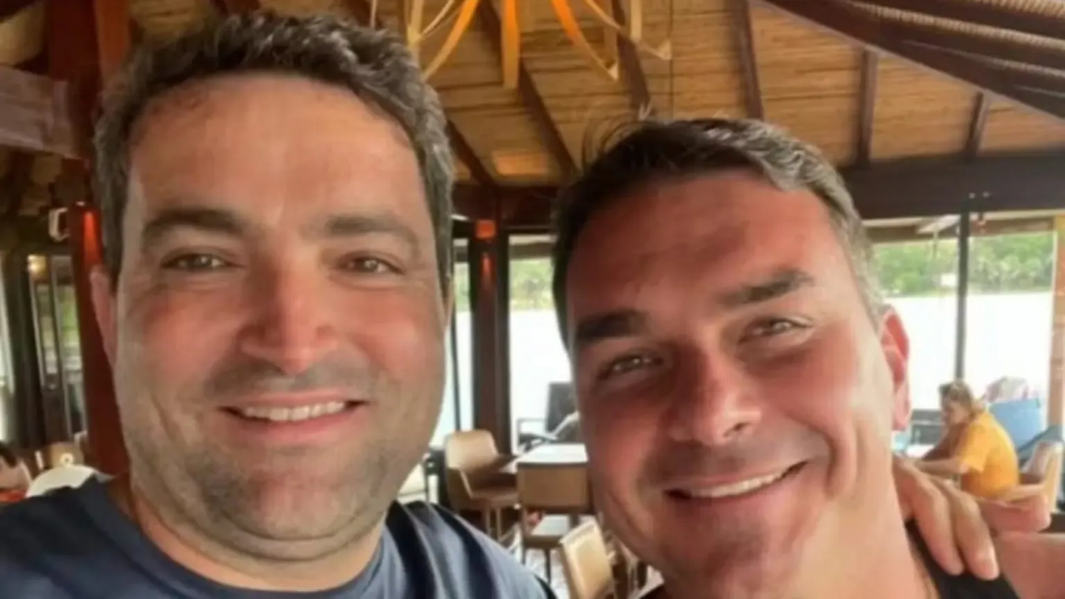 Imagem de E-mails revelam ligação entre Flávio Bolsonaro e advogado investigado por lavagem de dinheiro