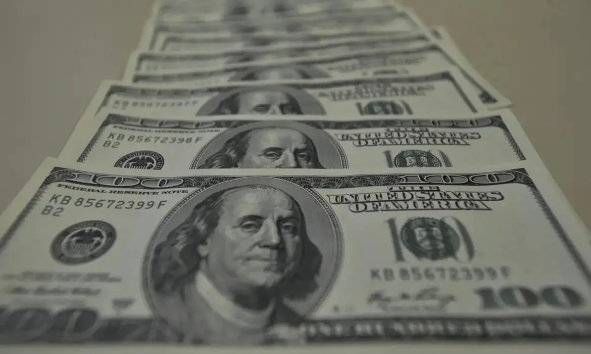 Imagem de Dólar cai após eleição, impactando preços de passagens e combustíveis